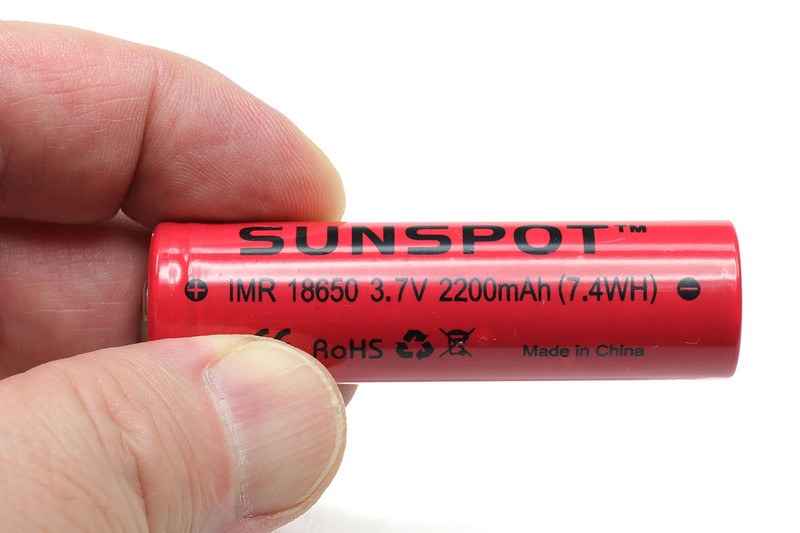 18650対応LEDライト各種と18650電池。18650対応LEDライトは長さ13cm前後のものが多く、小型のハンドライトといったサイズ感です。最近では非常に明るいものでも低価格で購入できるようになりました。18650電池は各メーカーから出ていますが国内の実店舗ではほとんど売られておらず、主にネット通販で入手することになります。ちなみに、18650は直径が18mmで長さが65mmという意味ですが、保護回路や+極の突起などがある電池は長さが65mmより長くなりますので、購入時には「使用する機器に電池が入るか」などちょっと注意が必要。