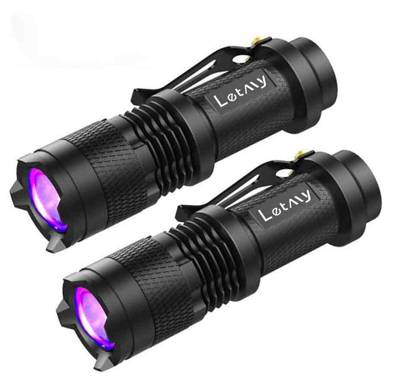 Letmyの2本セットの紫外線（UV）ライト（<a href="http://amzn.asia/b3xi87w" class="strong bn" target="_blank">Amazon.co.jpへのリンク</a>）。2本で税込1300円でした。1本あたり650円。UVレジン硬化や蓄光塗料発光、汚れ探しなどに使えるブラックライトです。単3形アルカリ電池で使うと「今時のUVライトとしてはかなり暗い」という印象。14500で使うと「まずまず使えるUVライト」という感じ。ただ、ズームができるので、照射を狭い範囲に集中可能。そうした場合は単3形乾電池などを使っても「これなら汚れなどもちゃんと見つけられる」という使い勝手になります。安価に買えるUVライトですが、レジン硬化や汚れ発見などをガッツリ行いたいなら、もっと明るい（けど少々高い）製品がありますので、そちらにしたほうが作業効率が高いと思います。※画像はAmazon商品ページより抜粋。