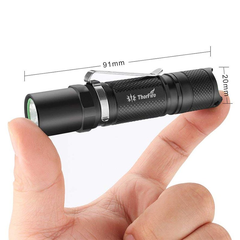 ThorFireの「TG06S」（<a href="http://amzn.asia/3LYEOJQ" class="strong bn" target="_blank">Amazon.co.jpへのリンク</a>）。税込1880円で購入しました。明るさは、ハイ（500ルーメン）、ミドル（200ルーメン）、ロー（50ルーメン）、ムーンライト（1ルーメン）4段階に調節できるほか、最大光量での高速点滅モードもあります。最大光量の場合、14500で使うと「とても明るい」という印象ですが、単3形アルカリ電池で使っても「かなり明るいレベル」という感じ。ムーンライトモードは光量抑えめで照らす感じですが、こういう「暗めモードもある」のは便利です。※画像はAmazon商品ページより抜粋。