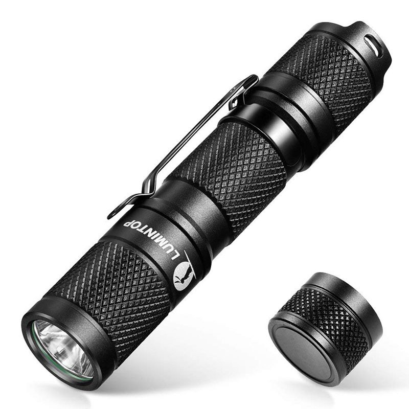 LUMINTOPの「Tool AA」（<a href="http://amzn.asia/3J9PpD1" class="strong bn" target="_blank">Amazon.co.jpへのリンク</a>）。税込2000円で買いましたが、あ～っ、またタイムセールやってる！　タイムセールになると1700円くらいの値段で買えたりします。明るさは、HIGH（550ルーメン）、MID（95ルーメン）、LOW（8ルーメン）の3段階。電源オン直後は明るさLOWから点灯し、そこから光量を増せるのがけっこう実用的です。また、LOWは「手元だけ少し照らす」といった用途に向く暗めモードですが、暗い夜道で足元を照らせるくらいの明るさでもあります。付属品も秀逸。マグネットテールを使うと、ボタン式ではなくネジ式で点灯させられるライトになり、金属部に吸着させて使えるようにもなります。ディフューザーは光を拡散させる柔軟な樹脂キャップですが、蓄光で緑っぽく発光しますので、ライト消灯後の暗闇でもしばらくライトの存在がわかります。ランヤードもちょっと便利なつくり。ほかマグネット開閉の樹脂ケースも付属しています。※画像はAmazon商品ページより抜粋。