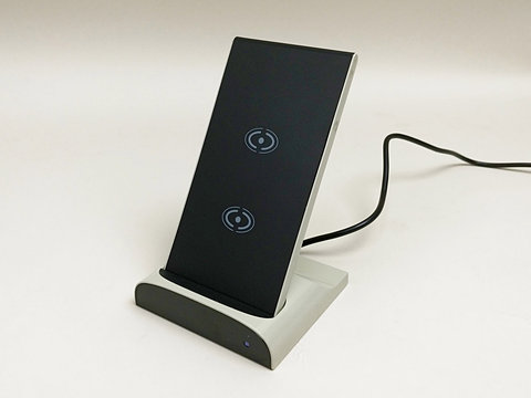 スマホをワイヤレス充電できてスタンドにもなるQi対応バッテリー