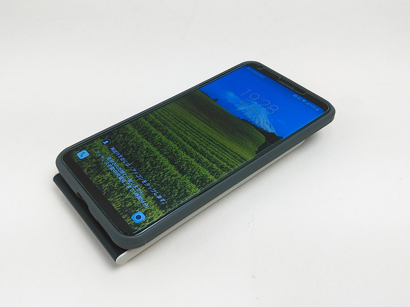 台座から外せば平置きタイプのワイヤレス充電器として使える