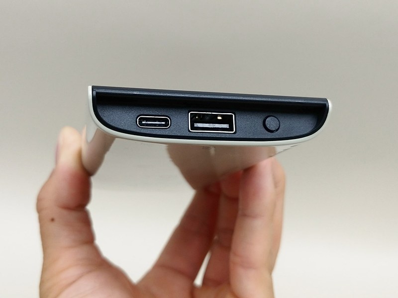 Type-Cポートはモバイルバッテリーの充電用。中央のUSBポート（Type-A）は外部デバイスへの給電用