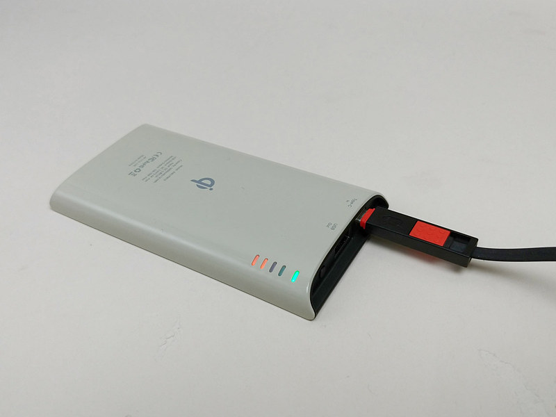 インジケーターでモバイルバッテリーの残量と充電状況がわかる。充電時間はやや長め