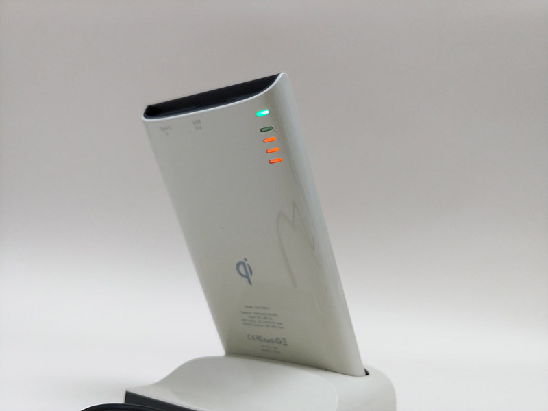 スタンドに立てかけた状態でも状況はわかるが、背面にあるので見にくいかも