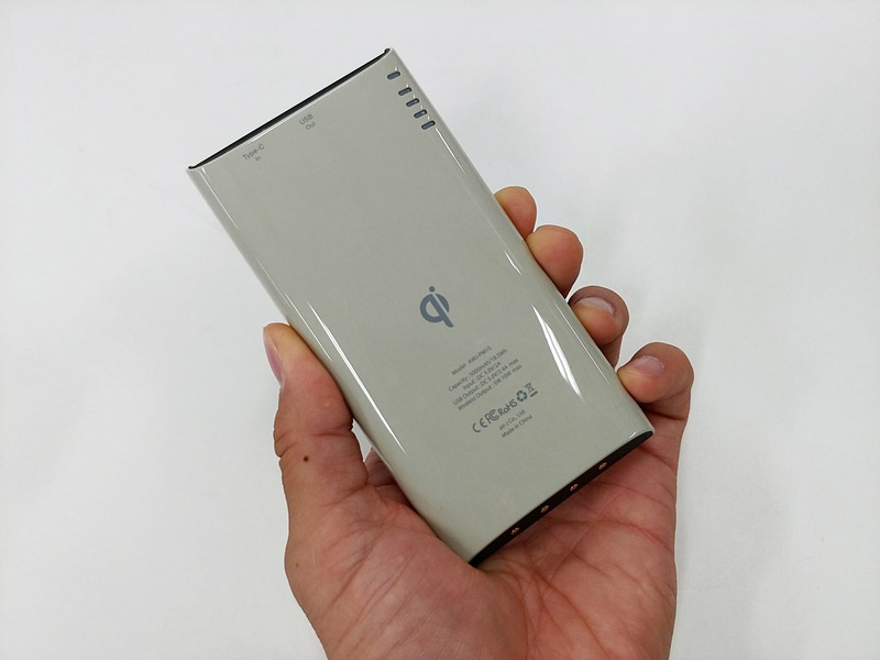 裏側は丸みを帯びた形。なんとなく往年のXperia acroあたりを思い起こさせるような……