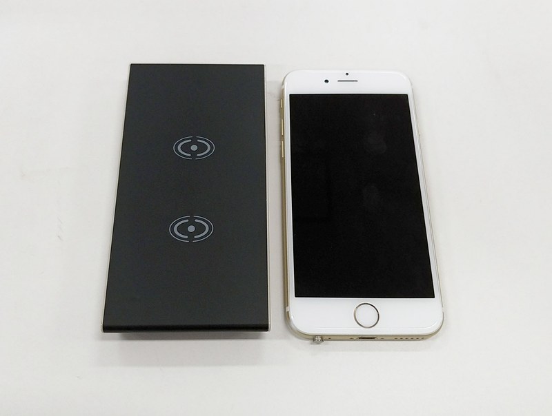 だいたいiPhoneと同じくらいのサイズ。厚みはもう少しある