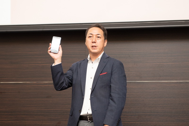 「かんたんスマホ」を披露するソフトバンク 常務執行役員 Y!mobile事業推進本部 本部長の寺尾洋幸氏