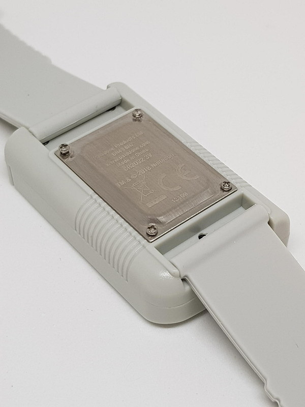 大きいが装着性は悪くない。バッテリー交換は見えているネジではなく、ベルトを離した見えないところにある4か所のネジを開けて行うので注意