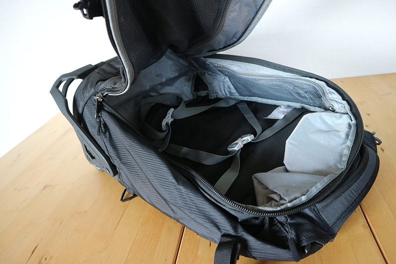 内側には荷物を留めておけるバンドも