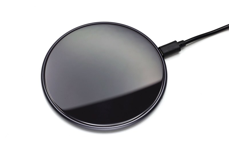 写真左はパッド型のQi充電台。ここにQi充電対応のスマートフォンを置けば充電されます。