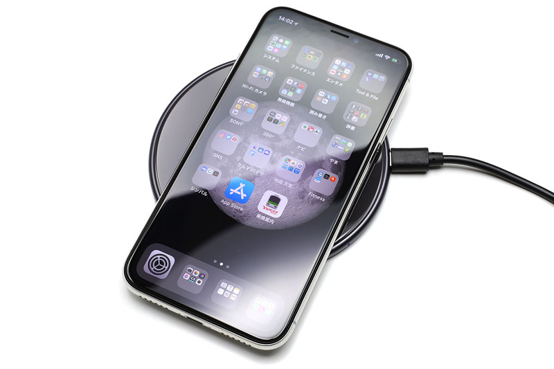 写真左はパッド型のQi充電台。ここにQi充電対応のスマートフォンを置けば充電されます。
