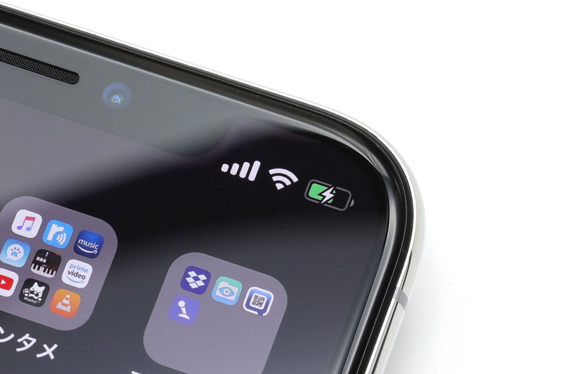 写真左はパッド型のQi充電台。ここにQi充電対応のスマートフォンを置けば充電されます。