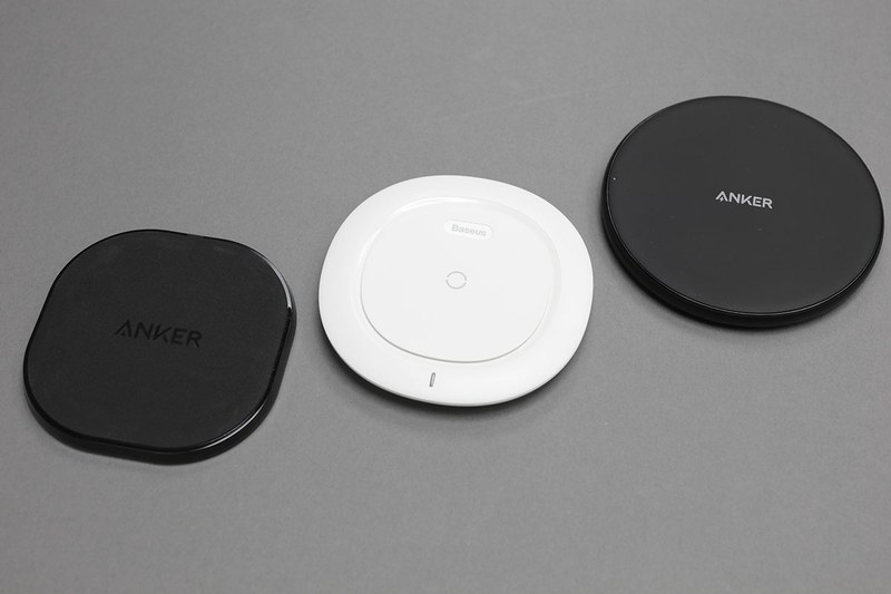 パッドタイプやスタンドタイプを合計6種類使用中。USB-ACアダプタとUSB接続してQi充電台へと給電するタイプばかり使っています。専用ACアダプタを使うタイプ（急速充電対応）も持っていますが、ACアダプタが邪魔になるので使っていません。