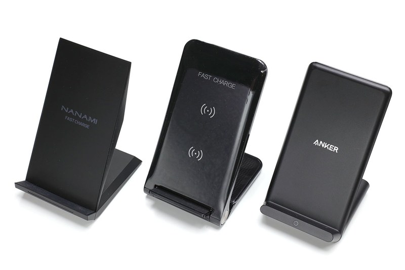 パッドタイプやスタンドタイプを合計6種類使用中。USB-ACアダプタとUSB接続してQi充電台へと給電するタイプばかり使っています。専用ACアダプタを使うタイプ（急速充電対応）も持っていますが、ACアダプタが邪魔になるので使っていません。