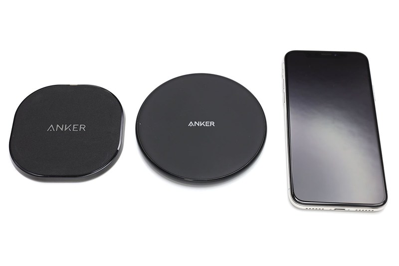 左写真は、角形の「Anker PowerPort Qi 10」（<a href="http://amzn.asia/fW65NSD" class="strong bn" target="_blank">Amazon.co.jpへのリンク</a>）がAmazonで税込2799円。丸型の「Anker PowerPort Wireless 5 Pad」（<a href="http://amzn.asia/05evNBz" class="strong bn" target="_blank">Amazon.co.jpへのリンク</a>）がAmazonで税込2299円。右写真の白いのは「Baseus Qi UFO」（<a href="http://amzn.asia/59HwaPI" class="strong bn" target="_blank">Amazon.co.jpへのリンク</a>）でAmazonで税込1800円。並んでいるスマートフォンはiPhone X。どれもUSBケーブル（microUSB端子）を接続して、USB-ACアダプタから給電しています。どの機種もUSBケーブル接続口は充電台のサイドにあり、USBケーブルは脱着可能。スペックが異なるQi充電器ですが「この充電器のほうが秀逸」と言えるまでの性能差は感じられません。