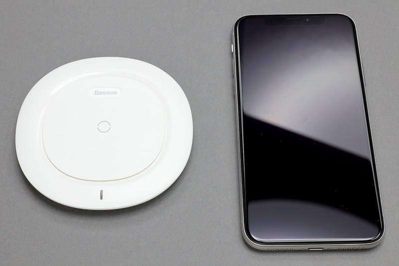 左写真は、角形の「Anker PowerPort Qi 10」（<a href="http://amzn.asia/fW65NSD" class="strong bn" target="_blank">Amazon.co.jpへのリンク</a>）がAmazonで税込2799円。丸型の「Anker PowerPort Wireless 5 Pad」（<a href="http://amzn.asia/05evNBz" class="strong bn" target="_blank">Amazon.co.jpへのリンク</a>）がAmazonで税込2299円。右写真の白いのは「Baseus Qi UFO」（<a href="http://amzn.asia/59HwaPI" class="strong bn" target="_blank">Amazon.co.jpへのリンク</a>）でAmazonで税込1800円。並んでいるスマートフォンはiPhone X。どれもUSBケーブル（microUSB端子）を接続して、USB-ACアダプタから給電しています。どの機種もUSBケーブル接続口は充電台のサイドにあり、USBケーブルは脱着可能。スペックが異なるQi充電器ですが「この充電器のほうが秀逸」と言えるまでの性能差は感じられません。