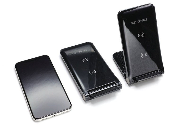 左写真は、左側が「NANAMI Quick Charge 2.0」（<a href="http://amzn.asia/5EBQmkK" class="strong bn" target="_blank">Amazon.co.jpへのリンク</a>）でAmazonにて税込2199円。右が「Anker PowerPort Wireless 5 Stand」（<a href="http://amzn.asia/iqyKNW7" class="strong bn" target="_blank">Amazon.co.jpへのリンク</a>）でAmazonにて税込2399円。右写真は「FAST CHARGER」とだけある製品で、パッドタイプとしてもスタンドタイプとしても使える充電気です（購入価格は失念しました）。並んでいるスマートフォンはiPhone X。これらも使い勝手はだいたい同じ。背面にあるmicroUSBコネクタにUSB-ACアダプタからのケーブルを挿して使うスタイルです。