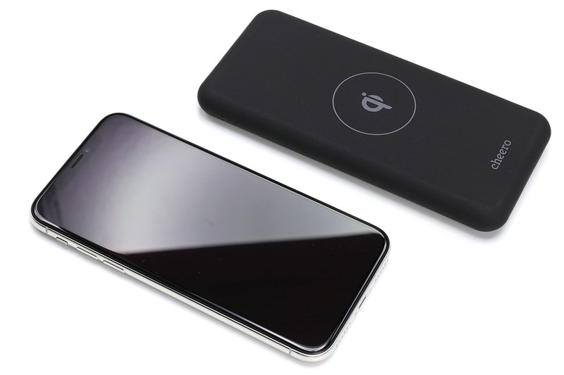 cheeroの「cheero Powermix 6000mAh」（<a href="https://www.cheero.net/products/powermix/" class="strong bn" target="_blank">公式ページ</a>）。並んでいるスマートフォンはiPhone X。Amazonで税込2780円。容量6000mAhのモバイルバッテリーで、電源ボタンを押して上にQi対応端末を載せると充電されます。出力5V/2.1Aの給電用USBポートも搭載。バッテリーへの充電はUSB Type-Cケーブルで行います。