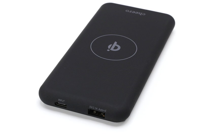 cheeroの「cheero Powermix 6000mAh」（<a href="https://www.cheero.net/products/powermix/" class="strong bn" target="_blank">公式ページ</a>）。並んでいるスマートフォンはiPhone X。Amazonで税込2780円。容量6000mAhのモバイルバッテリーで、電源ボタンを押して上にQi対応端末を載せると充電されます。出力5V/2.1Aの給電用USBポートも搭載。バッテリーへの充電はUSB Type-Cケーブルで行います。
