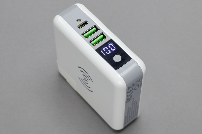 LFXDのQi対応モバイルバッテリー（<a href="http://amzn.asia/dXz5mHq" class="strong bn" target="_blank">Amazon.co.jpへのリンク</a>）。Amazonで税込2960円。並んでいるスマートフォンはiPhone X。容量6700mAhのモバイルバッテリーで、電源ボタンを押して上にQi対応端末を載せると充電されます。給電用USBポート×2も搭載。ACプラグを内蔵しており、ACアウトレット（コンセント）に直接挿して充電できます。入出力対応のUSB Type-Cポートや電池残量を示すディスプレイまで内蔵しています。詳細はリンク先にありますが非常に多機能な製品です。……MacBook用ACアダプタに外見がソックリ!?