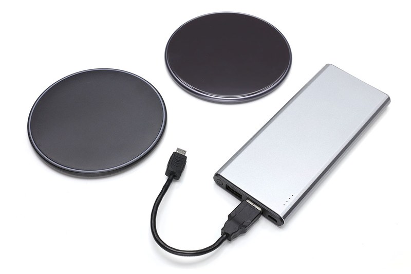 薄いパッドタイプのQi充電台とモバイルバッテリーをUSB接続すれば、Qi対応モバイルバッテリーになるかも！　Qi充電台としては、Te-Richの製品（<a href="http://amzn.asia/0cf60Qi" class="strong bn" target="_blank">Amazon.co.jpへのリンク</a>）やYOIの製品（<a href="http://amzn.asia/9Ub3bhU" class="strong bn" target="_blank">Amazon.co.jpへのリンク</a>）を使いました。モバイルバッテリーはサンワダイレクトの「モバイルバッテリー 700-BTL031GY」（<a href="https://direct.sanwa.co.jp/ItemPage/700-BTL031GY" class="strong bn" target="_blank">公式ページ</a>）。Qi充電台とモバイルバッテリーを短いUSBケーブルでつなぎ、両者をモビロンバンド（<a href="https://k-tai.watch.impress.co.jp/docs/column/korekori/1128410.html" class="strong bn" target="_blank">関連記事</a>）で束ねて完成。その結果、フツーに使えて、モビロンバンドが滑り止めにもなってけっこう実用的で、外観的にちょっとエンタープライズ号っぽくなったりもしましたが、う～ん既製のQi対応モバイルバッテリーと比べるとブザマですね～。