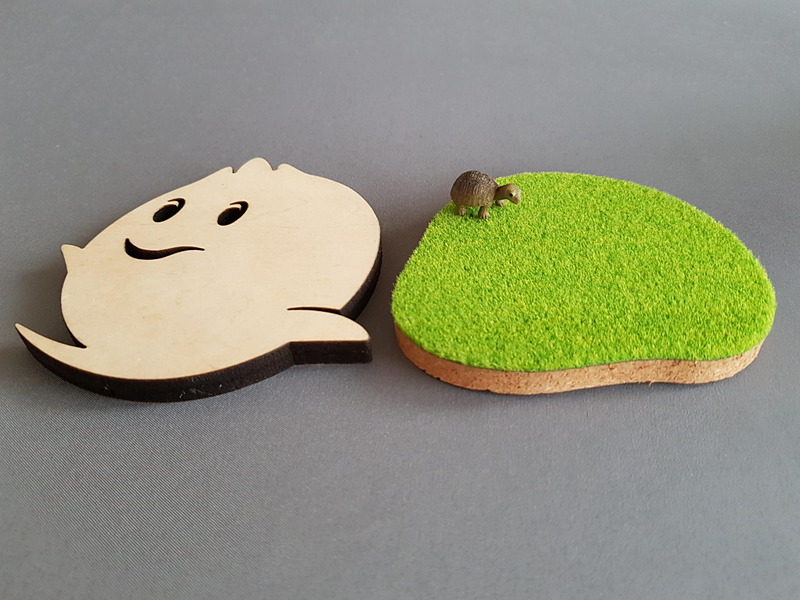 お気に入りのウッドコースター（左）と仲間のようなシバフル