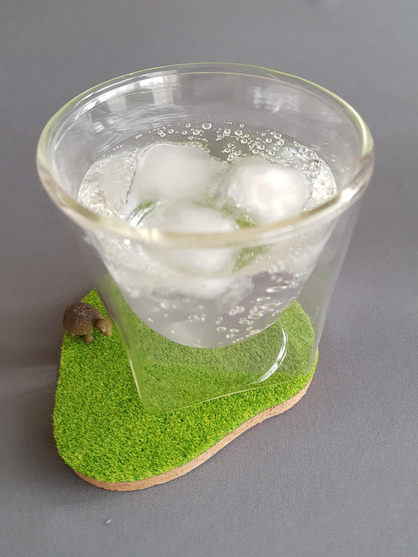 先ほどと同じクリアなサイダーの入ったグラスを載せてみた。グラスに芝のカラーの回り込みがあって、亀の存在がシュールで楽しい