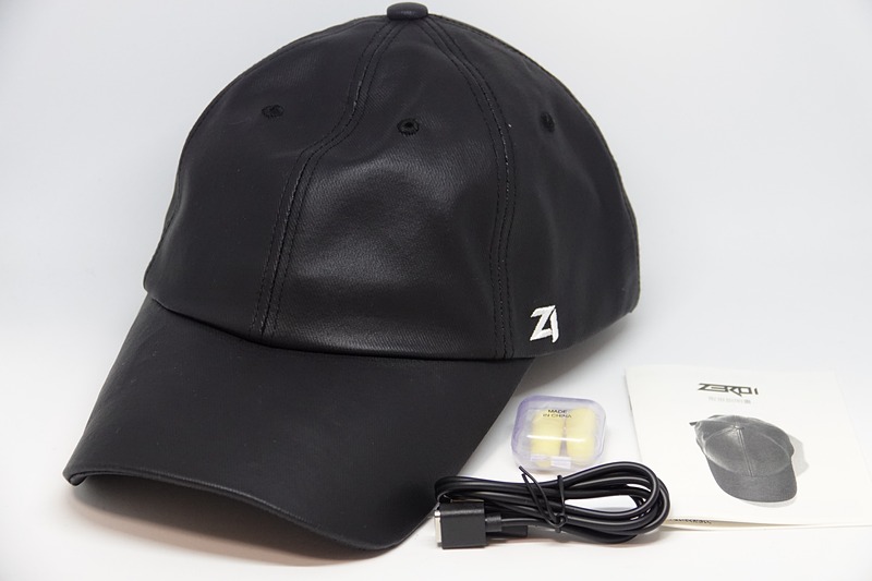 ZEROiのパッケージ内容。ZEROi本体とマグネット接続式充電用ケーブル、日本語の取扱説明書、そして耳栓