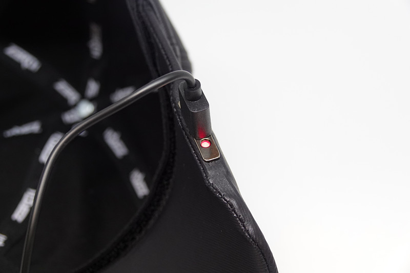 充電がはじまるとLEDが赤く点灯し、完了すると消灯。端末とつながっている間は緑に点滅する