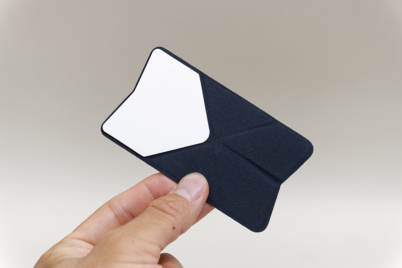 裏側には粘着テープ。フィルムをはがしてスマートフォンに貼り付ける