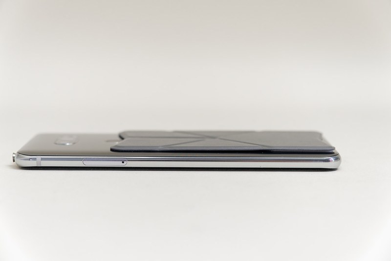 貼り付けただけの状態ならかなり薄く、スマートフォンの使い勝手も変わらない