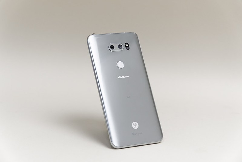 画面側に貼り付ければスマートフォンの背面も美しく撮れる