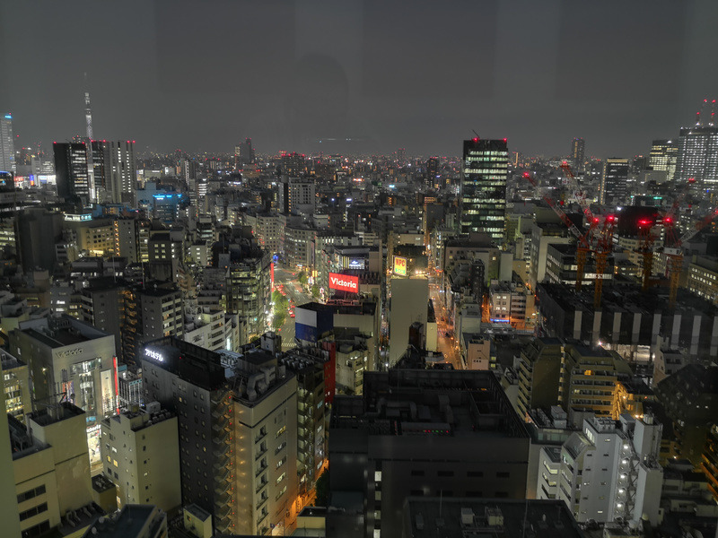 「夜間撮影」モードで撮影。撮影は10秒間。肉眼での印象とは異なるHDR色の強い写真になった