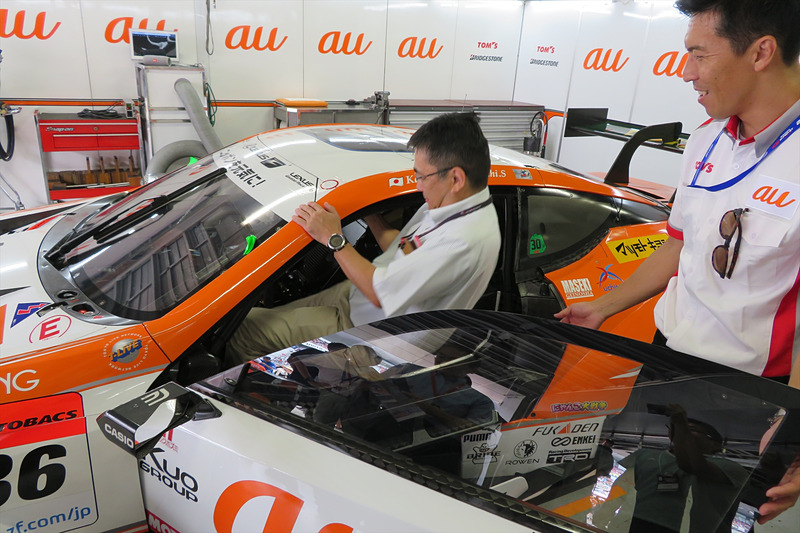 伊藤大輔監督にレクチャーを受け、マシンに乗り込む高橋社長