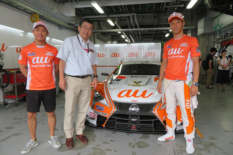 （左から）関口雄飛選手、高橋誠社長、中嶋一貴選手