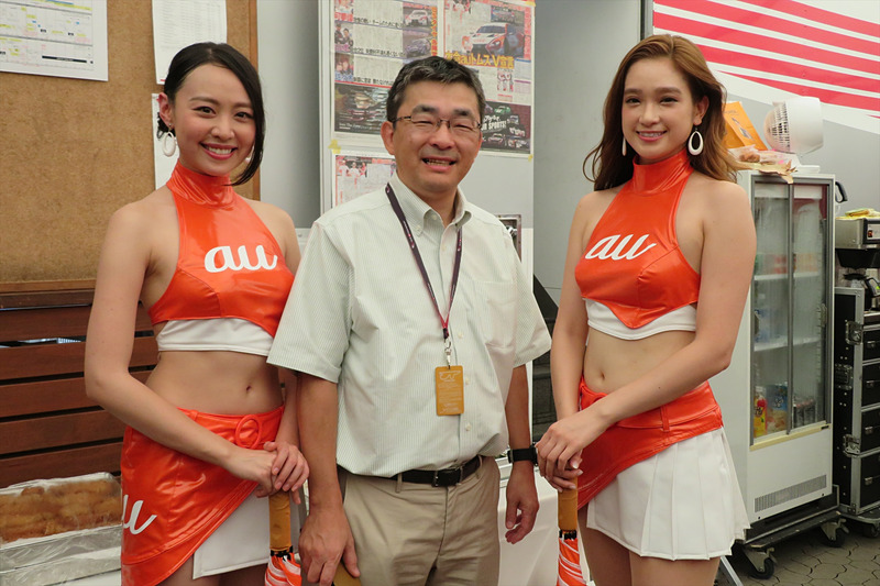 au Circuit Queenの千倉里菜さん（左）、太田麻美さん（右）とも記念撮影