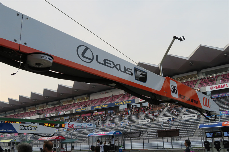 給油塔のブームに設置されたネットワークカメラ