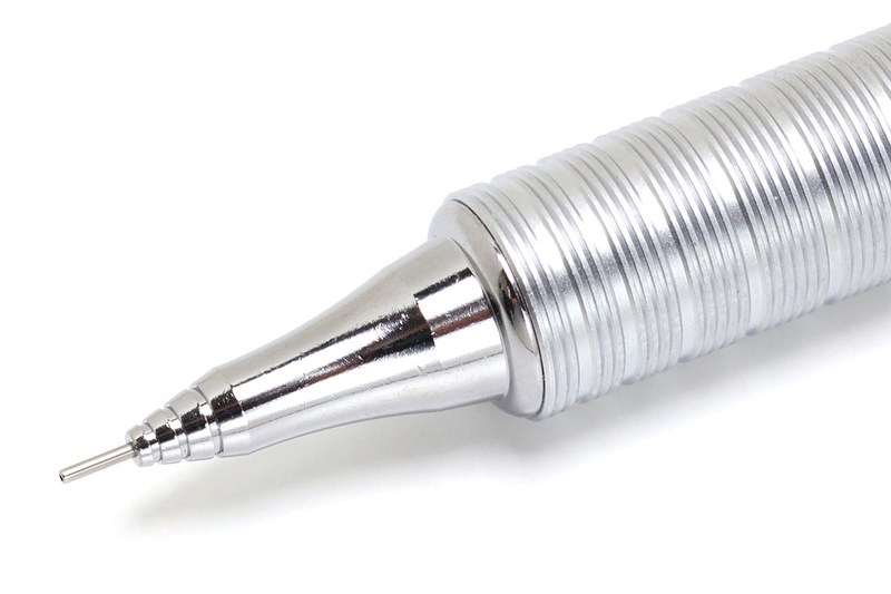 ぺんてる「オレンズ メタルグリップタイプ」各種。金属パイプにより芯が常に保護されていて、0.3や0.2といった極細芯でも（正しく使っていれば）折れることはありません。メタルグリップタイプは金属質感が美しく、適度な重さがあって書きやすく、しばらく愛用していました。