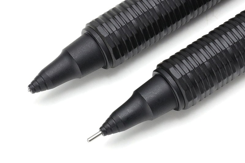 ぺんてる「オレンズネロ」。適合芯径別に0.2用と0.3用があり、どちらも「芯が折れないシャープペンシル」です。また、オレンズネロには「自動芯出し機構」が搭載され、ノック不要で書き続けることができます。