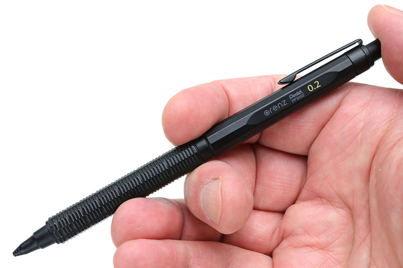 オレンズネロには芯を保護する金属パイプ製の可動ペン先があります。保管時にペン先が曲がらないよう、ペン先は収納可能。使用時は、ペン先と芯を出すために1回だけノックすればOK。以降はペン先が紙から離れるたびに自動的にノックと同等の芯出し動作が行われますので、通常ではユーザーがノックする必要はありません。