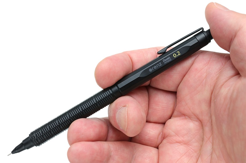 オレンズネロには芯を保護する金属パイプ製の可動ペン先があります。保管時にペン先が曲がらないよう、ペン先は収納可能。使用時は、ペン先と芯を出すために1回だけノックすればOK。以降はペン先が紙から離れるたびに自動的にノックと同等の芯出し動作が行われますので、通常ではユーザーがノックする必要はありません。