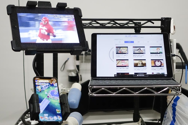 スチールラックに2台のiPadと1台のiPhoneを固定。マルチディスプレイ状態でステッパー運動をしている