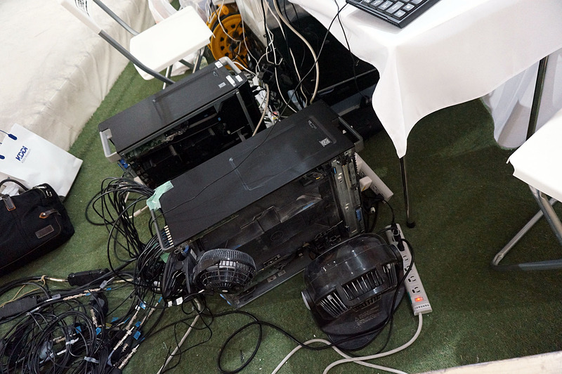 手前のマシンが映像生成用のもの