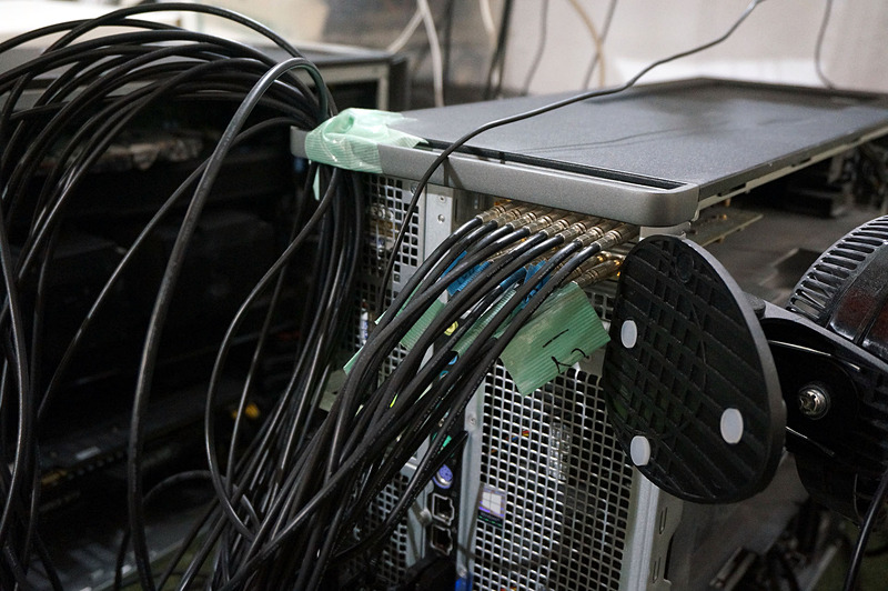 16台のカメラの映像を入力