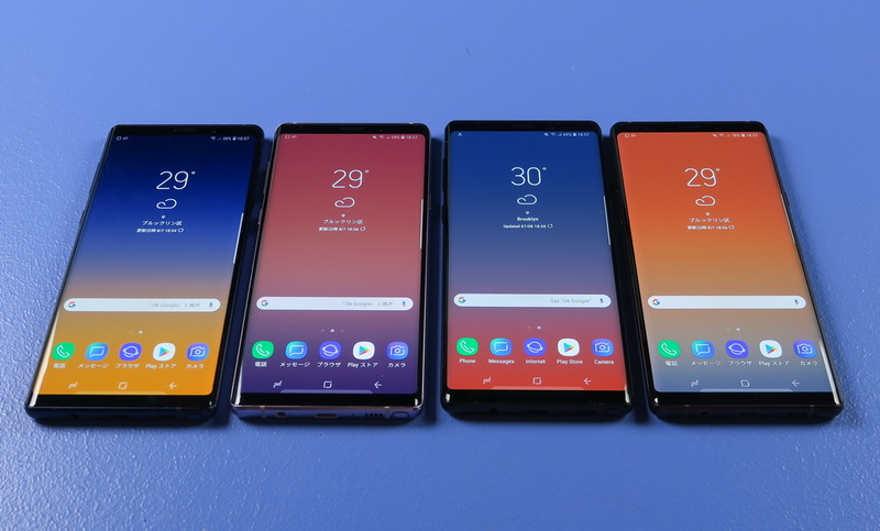 本体前面はほとんどがディスプレイが占めているため、本体前面からは4色のカラーバリエーションの違いがほとんどわからない。ただし、標準設定の壁紙などは異なる