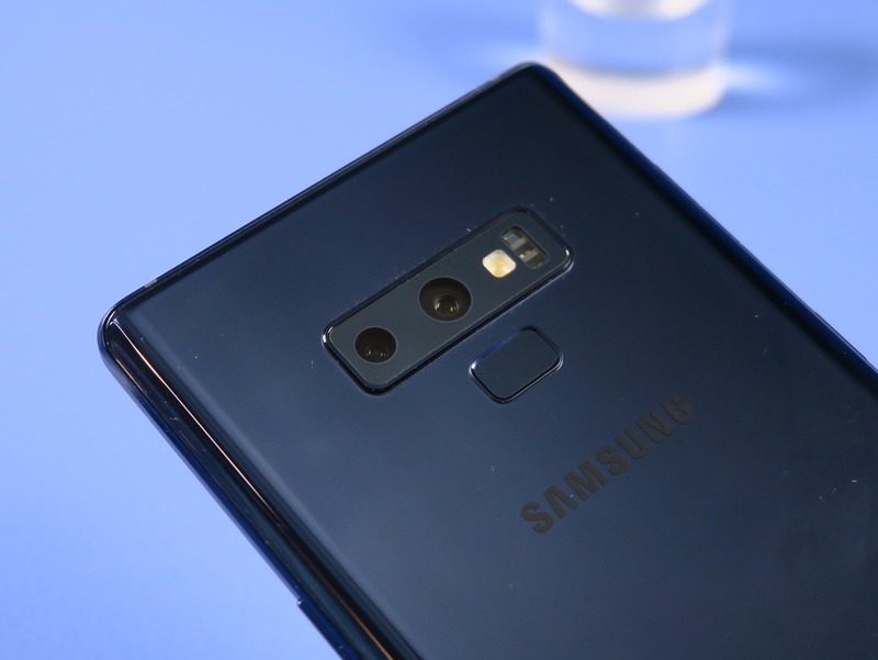 カメラの仕様は基本的にGalaxy S9+を継承しているが、レイアウトが異なる。中央部が絞り可変機構を搭載したカメラ