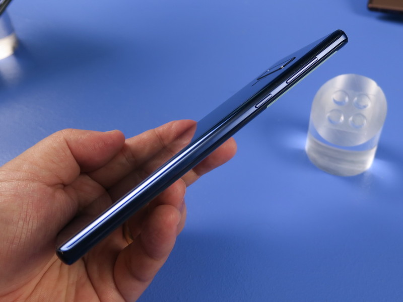 左側面には音量キー（上部側）とBixbyキーを備える