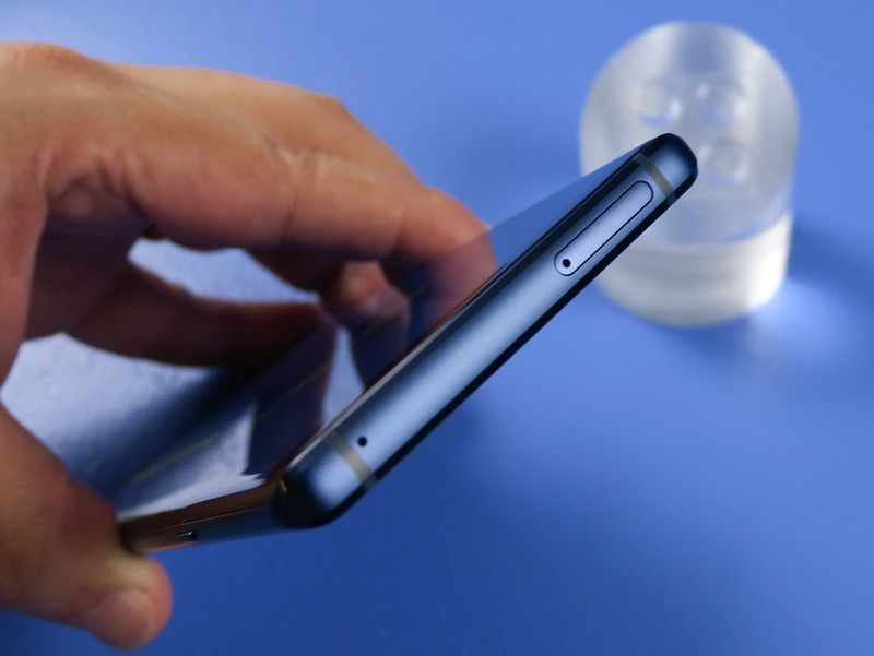 上部にはピンで取り出すタイプのSIMカードトレイを備える。nanoSIMカードに対応する