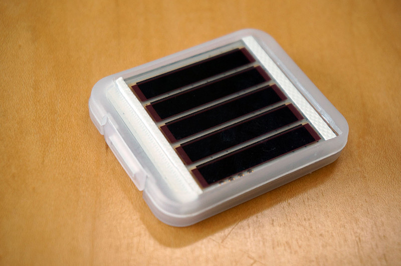 試作デバイスが装備する色素増感太陽電池。一般的な太陽電池と見た目の違いはわからない